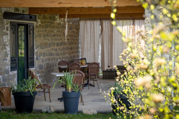 Terrasse couverte idéale pour petit déjeuner ou apéritif