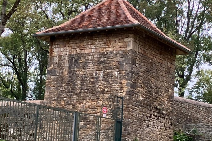 Tour caréé de l&rsquo;entrée du chateau