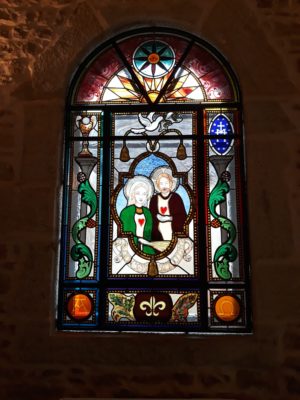 Vitrail de leur Maîtrise d&rsquo;oeuvre compagnonnique, installé dans une chapelle à Villeneuve-sous-Pymont qui a été béni par le père William en 2022.