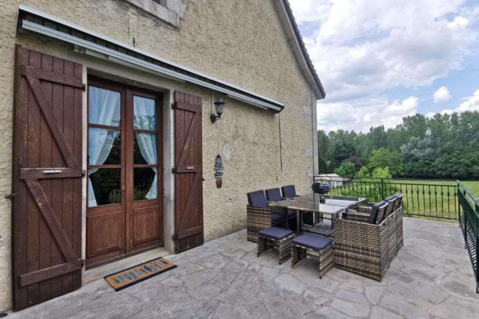 Votre terrasse avec la porte d’accès au gîte et sa boîte à clefs