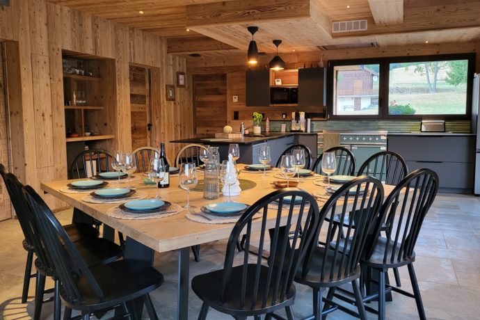 Vue d&rsquo;ensemble cuisine équipée et salle à manger
