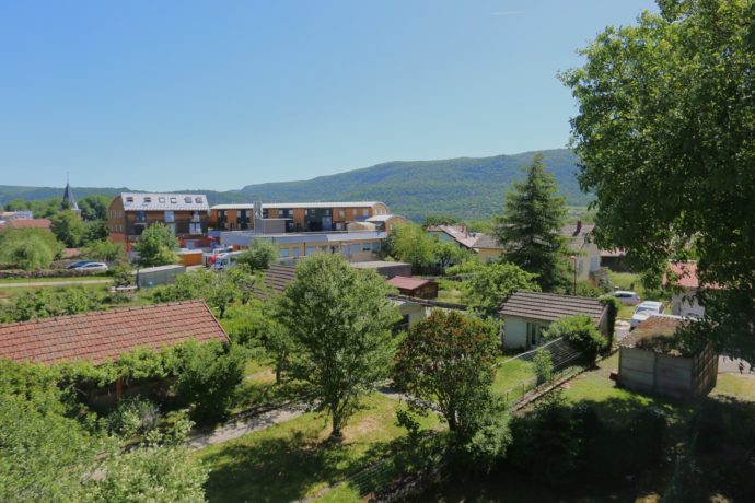 Vue sur village (depuis balcon)