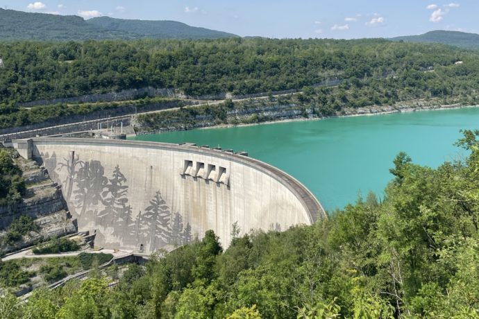 barrage et fresque recadrée
