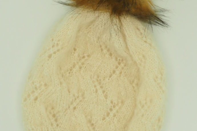 bonnet modèle Florette écru – présenté avec un pompon