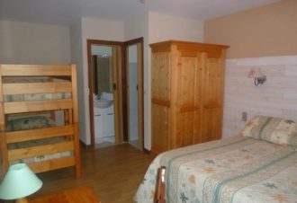 En famille à la campagne à la découverte des animaux