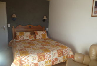 En famille à la campagne à la découverte des animaux