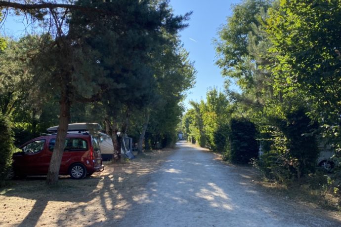 chemin à côté l’emplacement 7