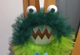 Les petites mains créatives préparent Halloween