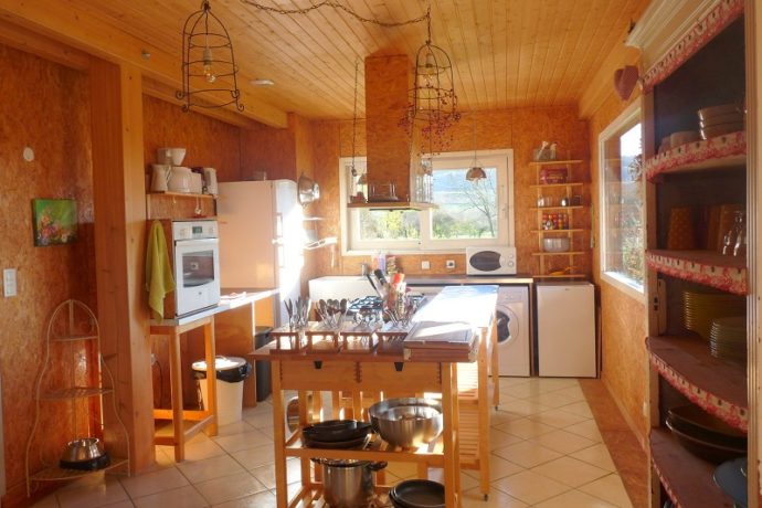 espace-cuisine-grand-gite-jura-chalet-les-maisons-fougere