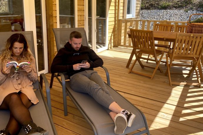 Coin détente et repas sur la terrasse couverte