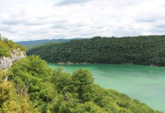 Lac de Vouglans Les falaises de Surchauffant