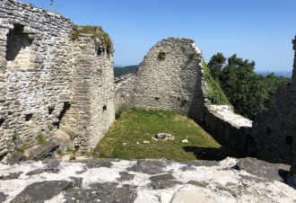 Pic et vestiges du château d’Oliferne