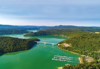 Lac de Vouglans Les falaises de Surchauffant