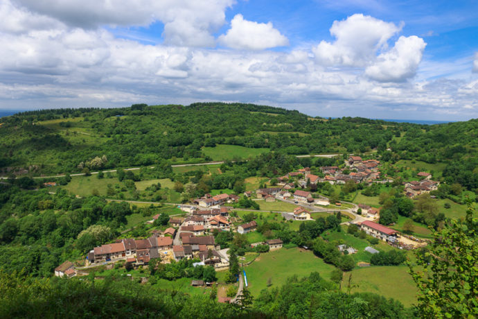 Vue sur le village de Montagna-le-Reconduit depuis le belvédère