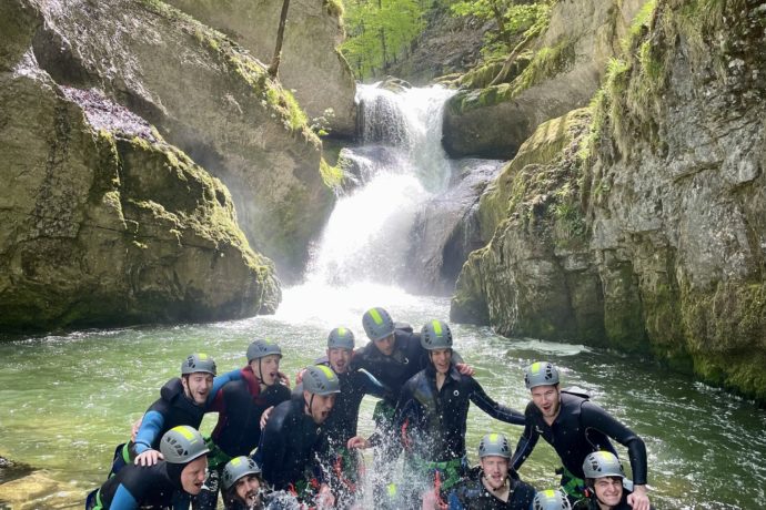 photo de groupe dans le canyon Malvaux dans le Jura copie