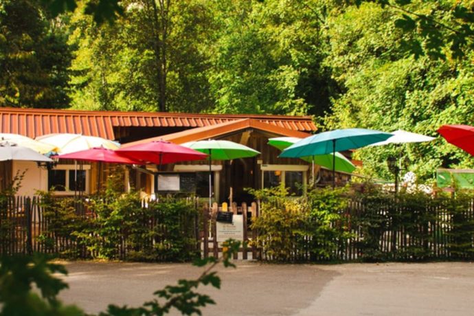 restaurant-la-frasnee-la-cascade-Clairvaux-les-lacs-exterieur