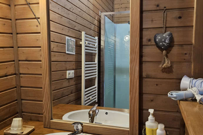 salle-d-eau-chalet-les-maisons-fougere-jura