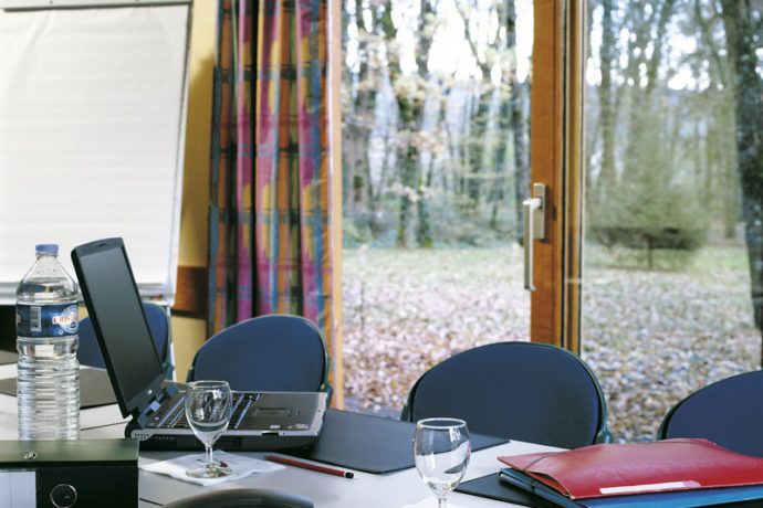 Séminaire au vert, salles de réunion, travail en silence, espace coworking.