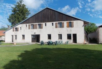 En famille à la campagne à la découverte des animaux