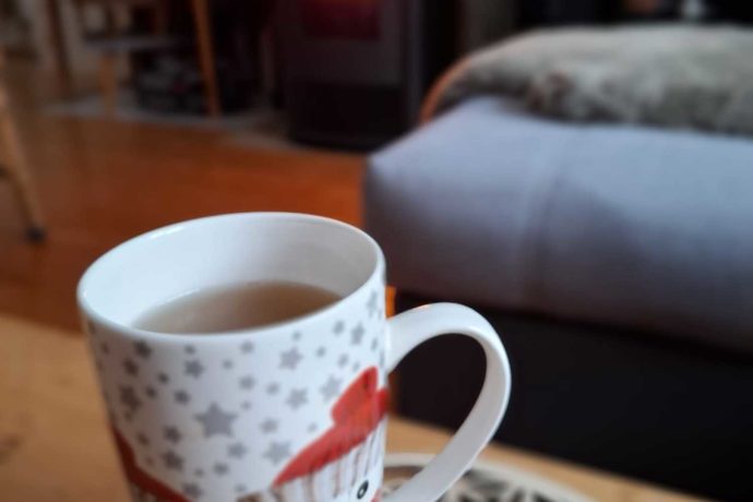 tasse de thé devant poelle cocooning