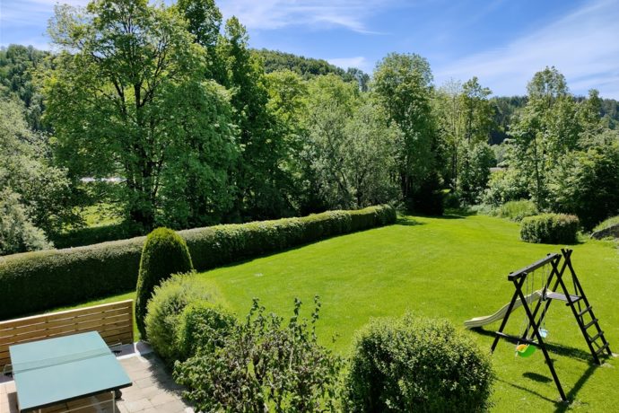 Espace nature, jeux, détente : terrain, ping-pong ,balançoire, toboggan enfants.