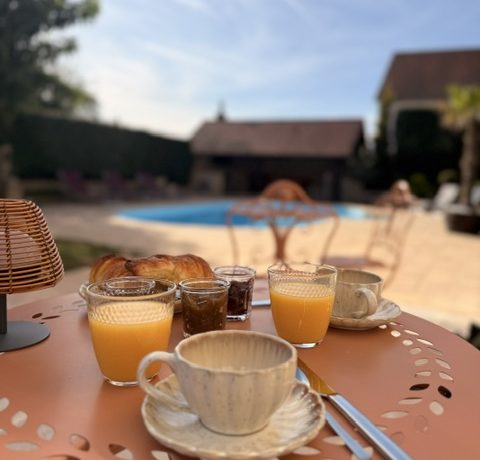 un petit déjeuner en terrasse