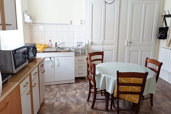 une cuisine entièrement équipée