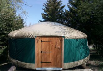 Aire de camping et yourtes – La Ferme au Chapeau Vert