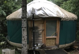 Aire de camping et yourtes – La Ferme au Chapeau Vert